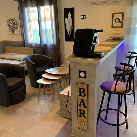 Grand Studio Tres Agreable Avec Bar, Cuisine Et Terrasse Cagnes-sur-Mer Zewnętrze zdjęcie