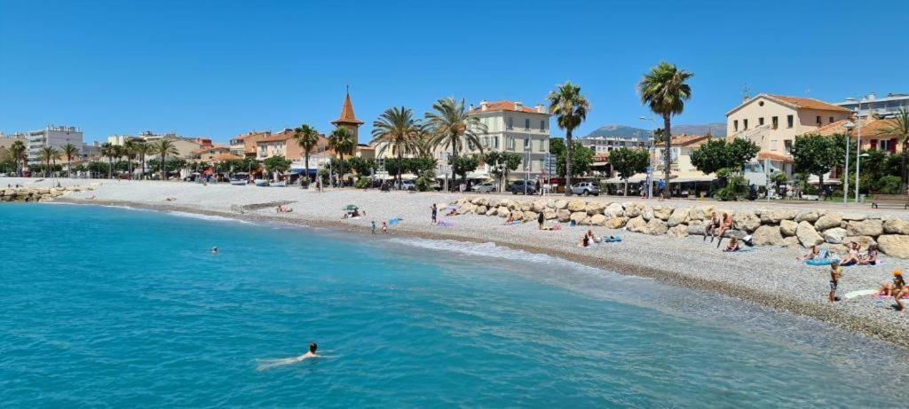 Grand Studio Tres Agreable Avec Bar, Cuisine Et Terrasse Cagnes-sur-Mer Zewnętrze zdjęcie