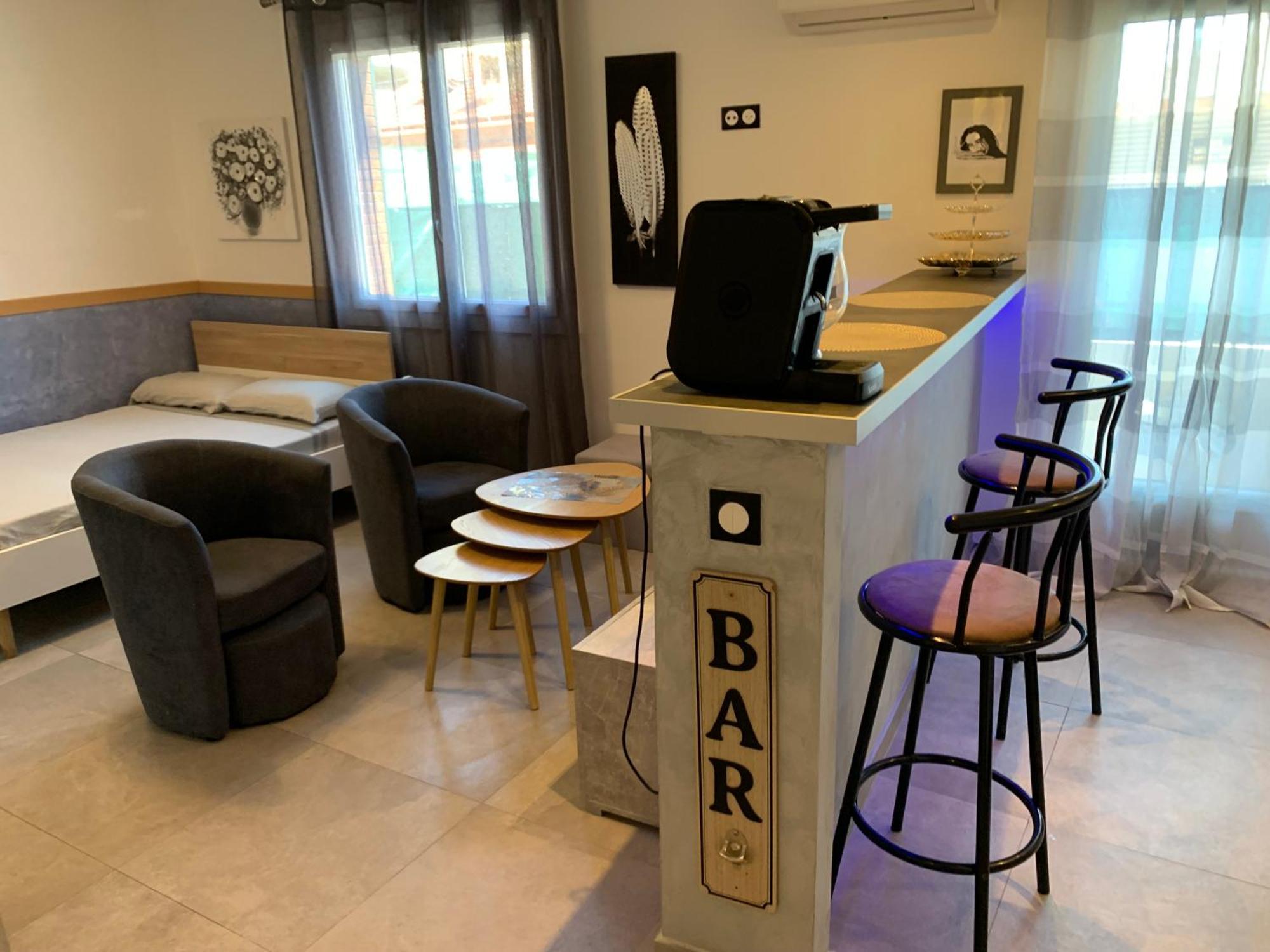 Grand Studio Tres Agreable Avec Bar, Cuisine Et Terrasse Cagnes-sur-Mer Zewnętrze zdjęcie